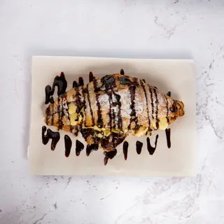 Kroasan Nutella sa sladoledom i dodatkom