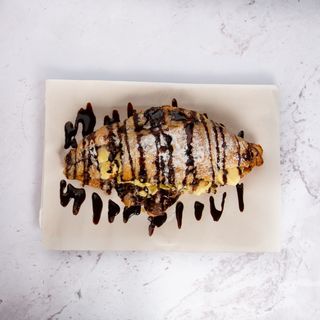 Kroasan Nutella sa sladoledom i dodatkom