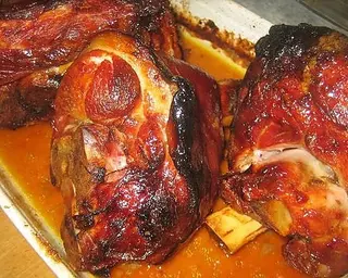O Nosso Pernil de Porco Assado com Batatinha Palito e Repolho Salteado