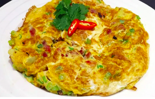 Omelette con prosciutto e cipolle