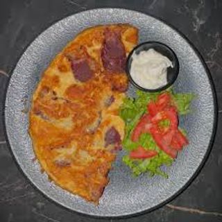 Omlet sa suhim mesom i mozzarellom