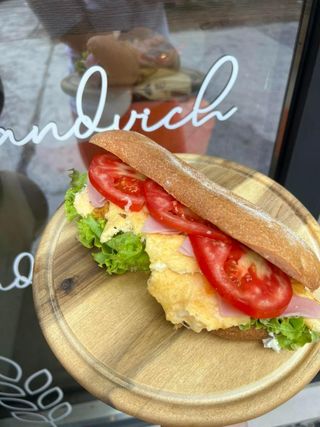 Omlet sendvič
