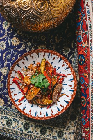 Острый салат с говяжьим языком (380г)