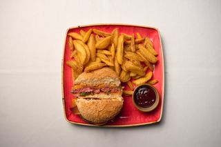 Ovo’s burger con patate fritte