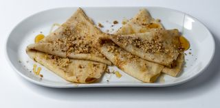 Slatke palačinke med, orasi