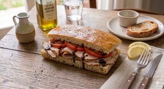 Panino pan pizza con arrosto di tacchino, pomodoro fresco ed aceto balsamico