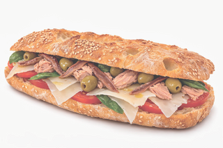 2 Pomodoro, cipolla rossa di Tropea, tonno, olive, olio e rosmarino 