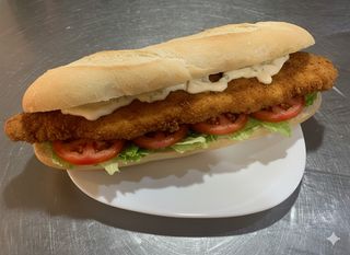 Cotoletta di pollo, insalata, pomodoro e salsa - medio