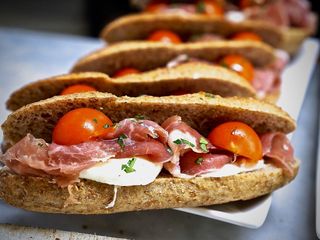 Panino con prosciutto crudo mozzarella e pomodoro