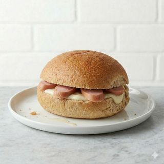 Panino di cena con wurstel e formaggio
