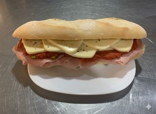 Panino grande con mortadella di Modena ai pistacchi provola affumicata ‘nduja calabrese