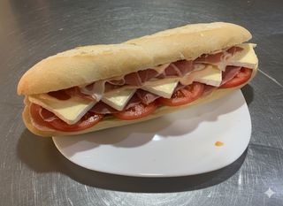 Prosciutto crudo, brie, pomodoro e salsa rosa - medio
