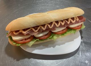 Prosciutto crudo, pomodoro, mozzarella, insalata e salsa rosa - medio