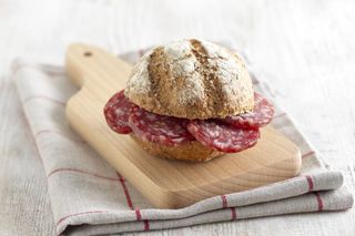Panino con salame e mozzarella