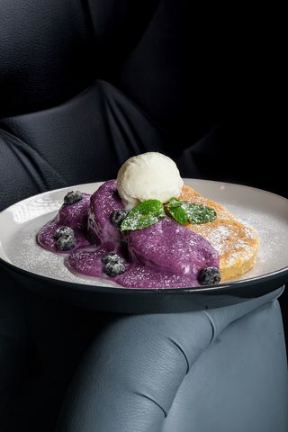 Панкейки черничным соусом (270г)