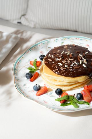 Панкейки фирменные с шоколадом и ягодами (220г)