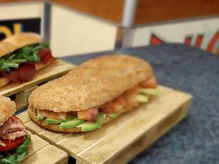 Pan pizza con salmone marinato, avocado, maionese e lime
