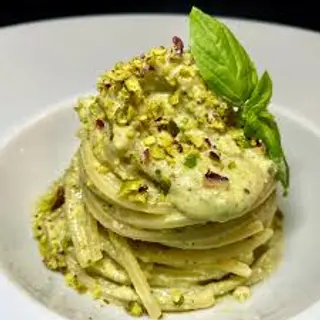 Pappardelle al ragù e burrata e pistacchi