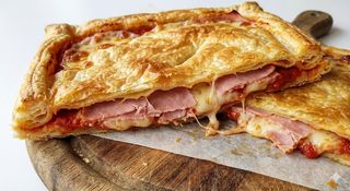 Parigina con provola prosciutto cotto e pomodoro