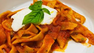 Pasta fresca fatta in casa, pomodoro e stracciatella