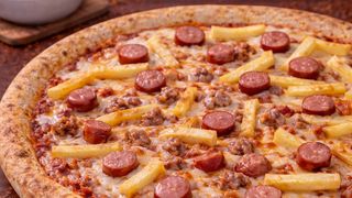 Pizza tonda rossa  patatine e wurstel