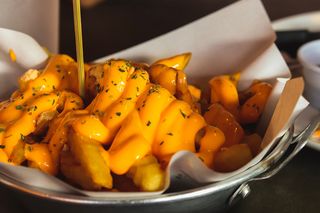 Patatine fritte con cheddar