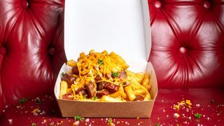 Patatine con würstel e cheddar