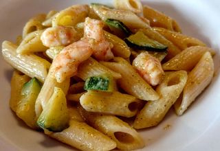 Penne con gamberetti e zucchine