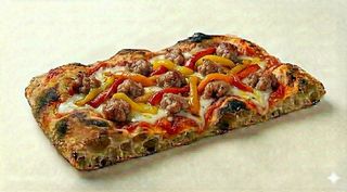 Peperoni e salsiccia al taglio