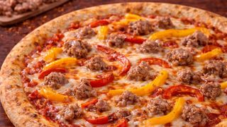 Pizza tonda  peperoni e salsiccia