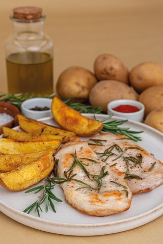 Petto di pollo alla griglia e patate saltate