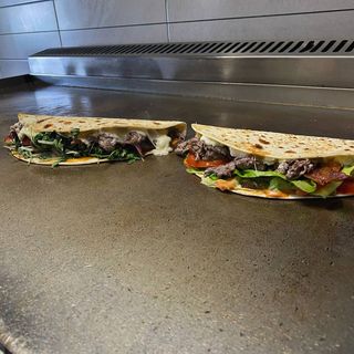 Piadina componibile con hamburger di manzo