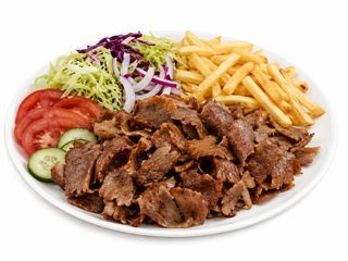 Piatto kebab con patatine