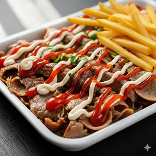 Piatto kebab e patatine fritte