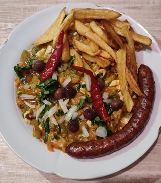 Piatto kafteji merguez (salsiccia) con patatine fritte