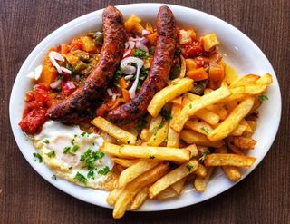 Piatto kafteji misto (merguez-salsiccia e petto di pollo) e patatine fritte