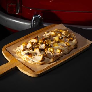 Pinsa patate e porchetta