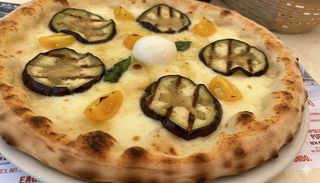 Pizza DOC con pomodorini gialli e melanzane sott'olio 