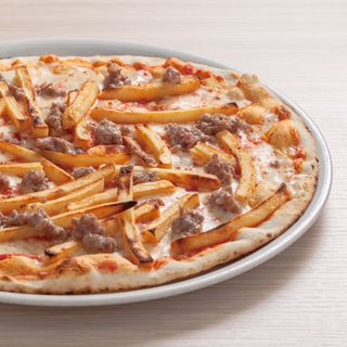 Pizza patate sottili, salsiccia e rosmarino