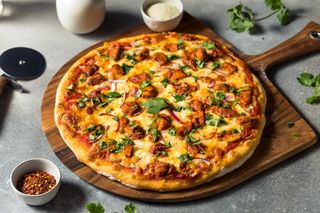 Pizza con pollo
