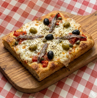 Focaccia con stracchino, pomodoro, olive, acciughe, capperi e origano