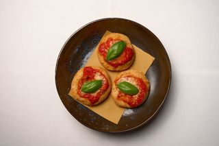 Pizzelle fritte con pomodoro, parmigiano e basilico