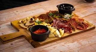  Plata suhomesnatog i sireva za dve osobe