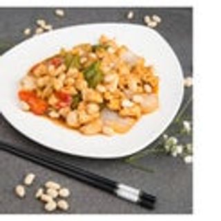 Pollo a cubetti con arachidi