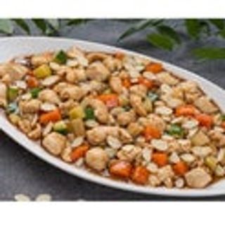 Pollo a cubetti con mandorle