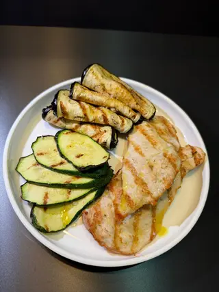 Pollo alla griglia con verdure grigliate