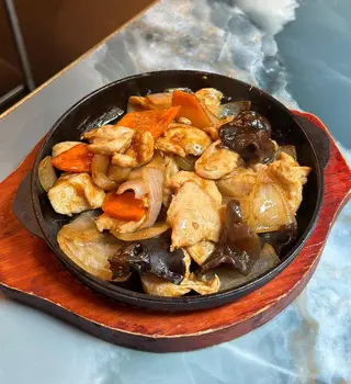 Pollo alla piastra con cipolla