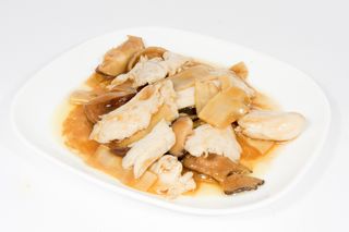 Pollo con funghi e bambù