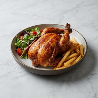 Pollo intero con insalata e patate