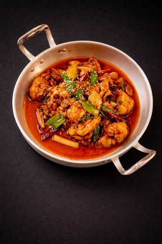 Pollo saltato in wok piccante